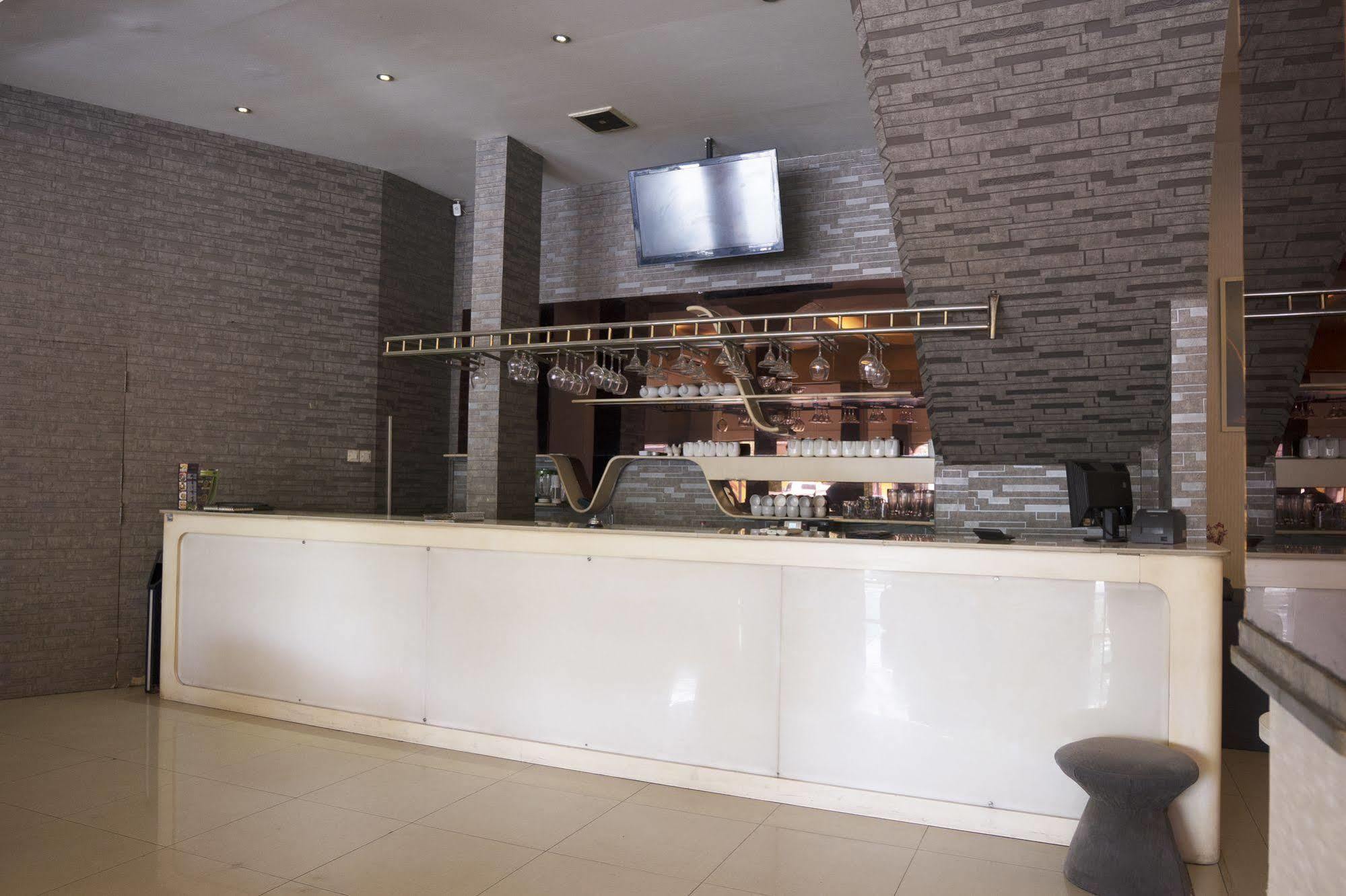 Hotel Candi 2*